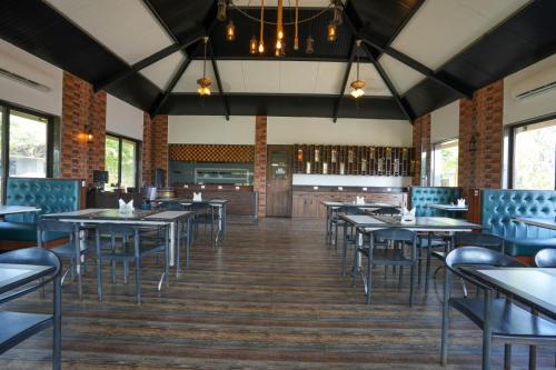 Restaurace v ubytování E&G Green Courts Resort at Koroli Hill Station