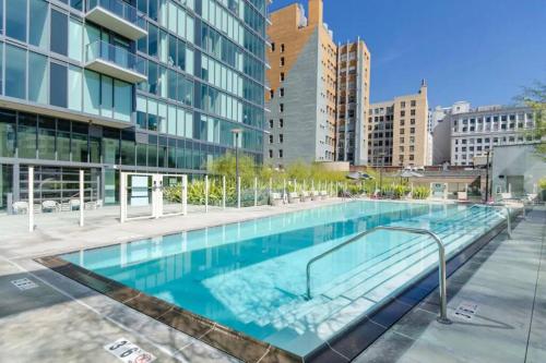 ein großer Pool in einer Stadt mit Gebäuden in der Unterkunft Stylish 3Bed HighRise with Pool, Spa, Rooftop Deck in Los Angeles