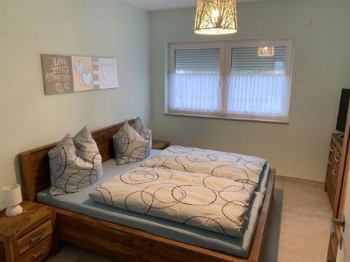 ein Schlafzimmer mit einem Bett in einem Zimmer mit einem Fenster in der Unterkunft Villa Evi Modern retreat in Lubmin