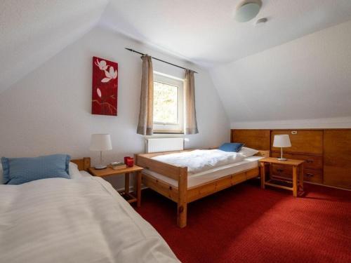 een slaapkamer met 2 bedden en een raam bij Panorama Modern retreat in Eslohe