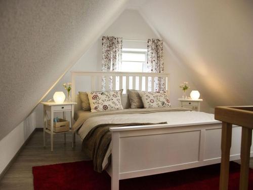 1 dormitorio con cama blanca y ventana en Dandelion Modern retreat, en Leezdorf