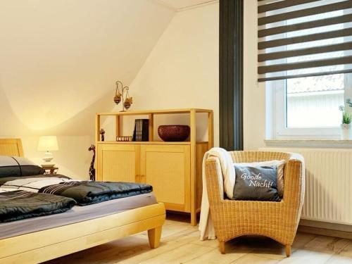 KührstedtにあるLandlust Comfortable holiday residenceのベッドルーム1室(ベッド1台、椅子、窓付)