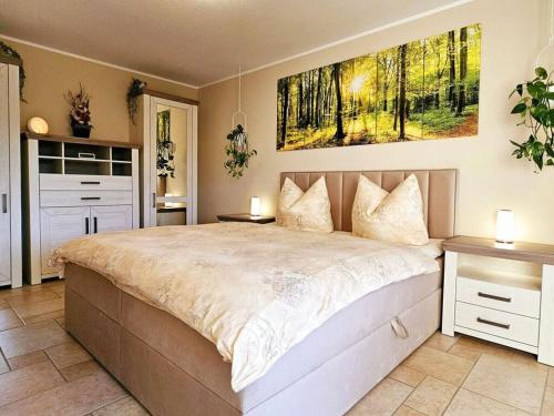 Fasse Comfortable holiday residence في Delliehausen: غرفة نوم بسرير كبير مع مواقف ليلتين