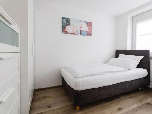 Bett in einem Zimmer mit einem Bild an der Wand in der Unterkunft Salweyblick Modern retreat in Niedersalwey