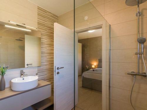 ein Bad mit einem Waschbecken und einer Dusche in der Unterkunft Villa Bella Vita in Barban