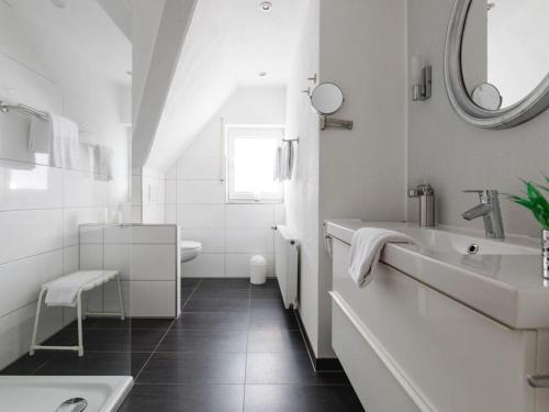 A bathroom at Am Wald Modern retreat