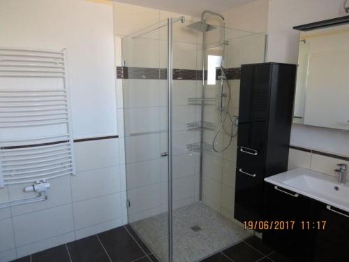 ein Bad mit einer Glasdusche und einem Waschbecken in der Unterkunft Csilla Comfortable holiday residence in Unterweid