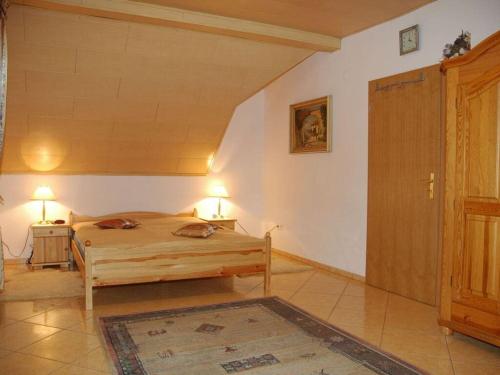 1 dormitorio con 1 cama y 2 lámparas en 2 mesas en Villa Maria Comfortable holiday residence en Karpacz