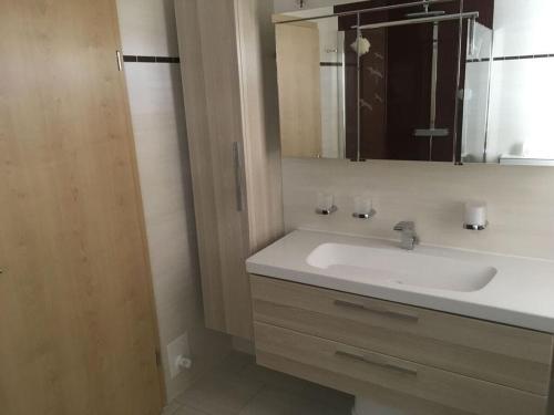 bagno con lavandino e specchio di Strandhus Modern retreat a Lubmin