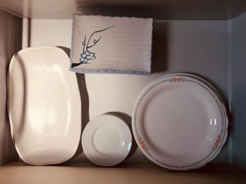 a shelf with two plates and a toilet in a room at 道龍house in Azagawa