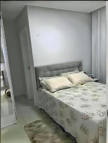 a bedroom with a bed and a mirror in it at Apartamento bem localizado em fortaleza in Fortaleza