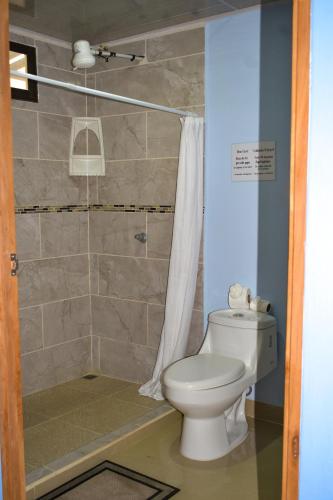 e bagno con servizi igienici e doccia. di Cabinas Ecologicas Rio Brasil a Tabores