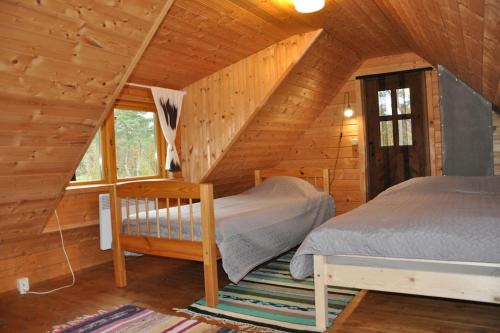 烏巴的住宿－Sinilille suvemaja，小木屋内一间卧室,配有一张床