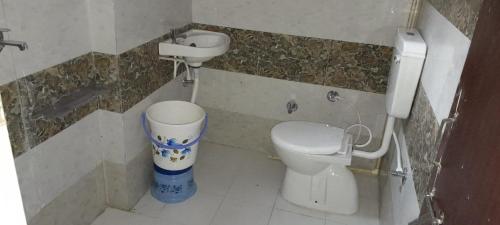 Baño pequeño con aseo y lavamanos en Hotel Ghirdharval Near Maa Trikuta Temple-Kunhadi-Kota, en Kota