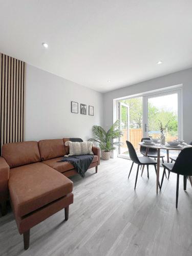 uma sala de estar com um sofá e uma mesa em Campbells Crib em Kent