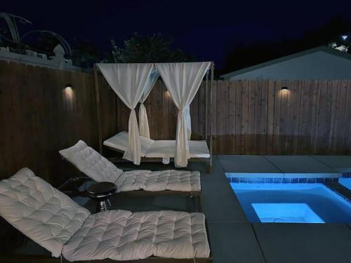 Bazén v ubytování Amazing Serenity Vacation Home w/Heated Pool & Spa nebo v jeho okolí