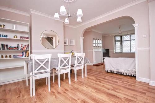 uma cozinha e sala de jantar com mesa e cadeiras em Beautiful Bright Three Bedroom House in Brighton and Hove with free parking em Portslade