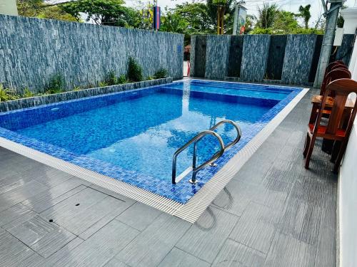 - une piscine dans une arrière-cour avec une clôture dans l'établissement Kep Sea View Hotel & Sky Bar, à Kep
