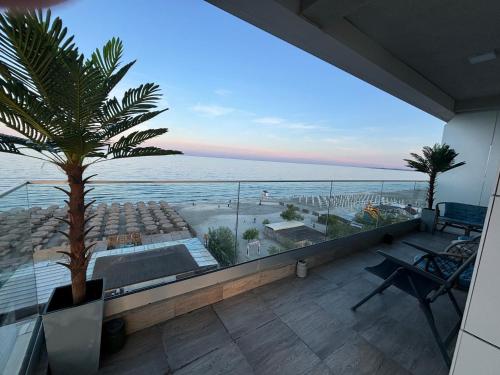 ein Balkon mit Blick auf das Meer in der Unterkunft Mamaia Nord-Navodari Seaside View in Mamaia Nord – Năvodari