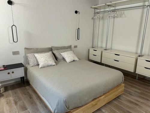 - une chambre avec un lit et 2 tables de chevet dans l'établissement Le Corti, à Coni