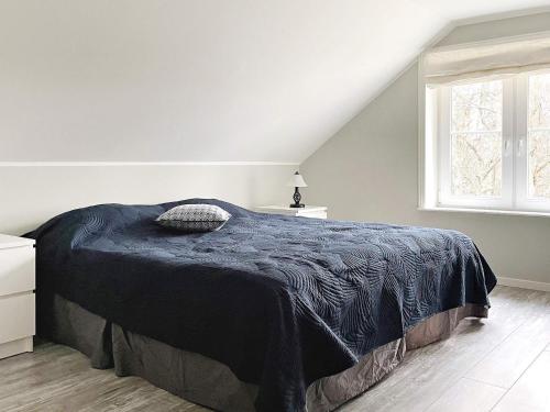 Bro的住宿－Holiday home BRO IV，一间卧室配有一张带蓝色毯子的床