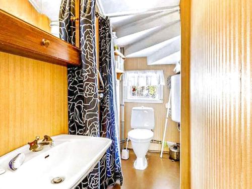 約克莫克的住宿－Holiday home Jokkmokk，浴室配有白色卫生间和盥洗盆。