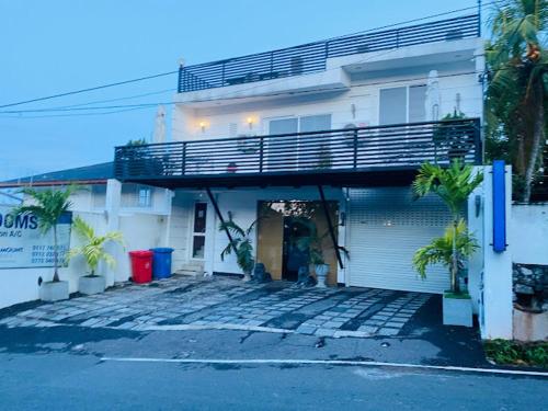 een gebouw met een balkon erboven bij Royal Mount Residance in Sri Jayewardenepura Kotte