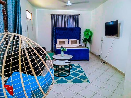 ein Wohnzimmer mit einem Bett und einem Globus darin in der Unterkunft Dasha Studio apartment Bamburi D4 in Bamburi