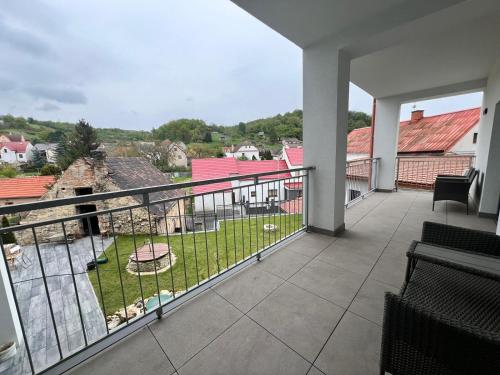 a balcony with a view of a yard at Stará Vinice Velké Žernoseky 93 in Žernoseky