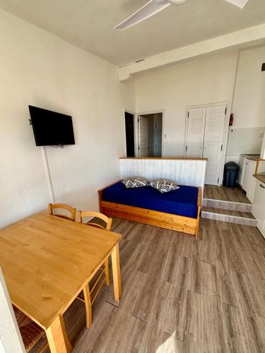 a living room with a bed and a table at Résidence Punta paliagi in Calcatoggio