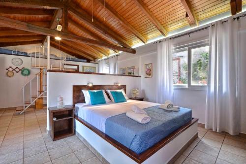 Ένα ή περισσότερα κρεβάτια σε δωμάτιο στο Little Red in Green