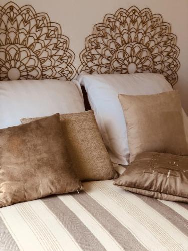 un lit avec deux oreillers dessus dans l'établissement T3 FRONT de mer dernier étage vue mer Petit havre de paix pour vos vacances Emplacement unique vue mer panoramique à 180 degrés pour ce T3 en face de la plage front de mer vue sur les iles 5 et dernier étage avec ascenseur, au Lavandou