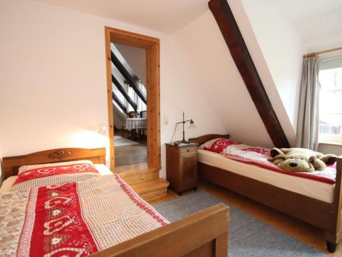 a bedroom with two twin beds and a staircase at Wohnung in Dorfmark nahe Lüneburger Heide in Dorfmark