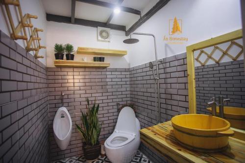 Ẩn Homestay Phan Thiết في Ấp Tân Ðiền (2): حمام مع مرحاض ومغسلة
