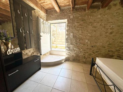 Habitación con ventana y mesa en una habitación en Villa Somatianá- Traditional Stone House , West Mani, en Thalámai