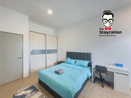 クチンにあるStaycation Homestay 44 Gem Suiteのベッドと机と椅子のある寝室