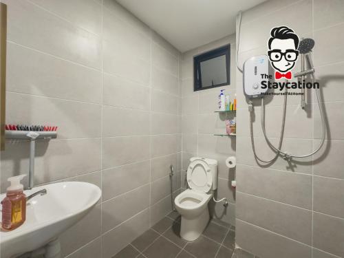 une salle de bains avec toilettes et un panneau indiquant le salut dans l'établissement Staycation Homestay 44 Gem Suite, à Kuching