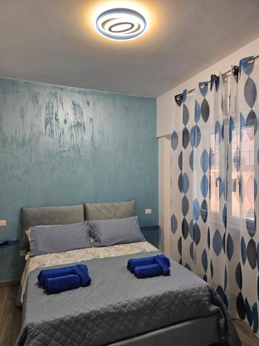 una camera da letto con un letto con cuscini blu di Holiday home Endless Summer - Amalfi Coast a Maiori