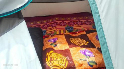 - un lit dans une tente ornée de fleurs dans l'établissement NamasteNomads X Musafirokibasti, à Kedārnāth