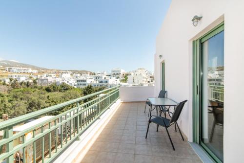 balcón con mesa, sillas y vistas en Ageri Hotel en Tinos Town