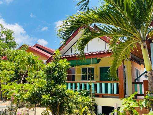 蘇梅島的住宿－Anong Villa，一座棕榈树建筑