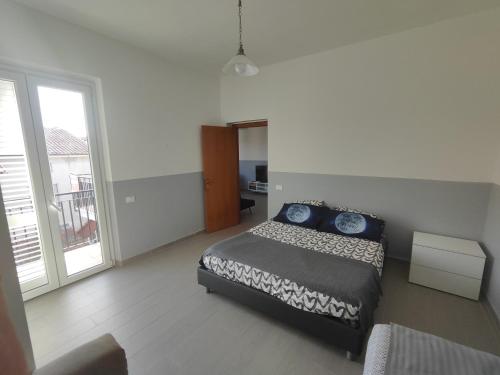 ein Schlafzimmer mit einem Bett mit blauen Kissen darauf in der Unterkunft Dante alighieri in Villa Colle Onorato