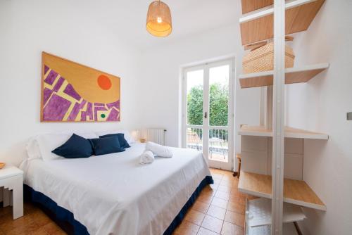 een witte slaapkamer met een bed en een wenteltrap bij Il Lauro Luxury Villa in Ischia