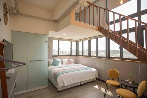 1 dormitorio con 1 cama grande y una escalera en Xianwang Homestay en Jincheng