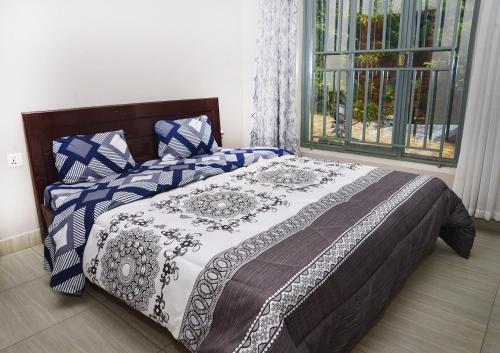 - une chambre avec un lit et une fenêtre dans l'établissement OMX Hotel Remera, à Kigali
