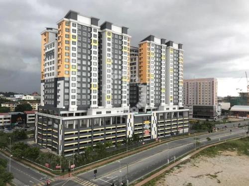 KTCC Drawbridge Cottage Kuala Terengganu - Homestay في كوالا ترغكانو: مجموعة من المباني الشاهقة بجوار الطريق السريع