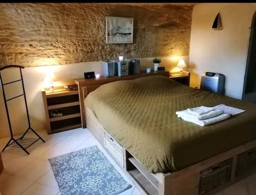 une chambre avec un lit avec deux serviettes dessus dans l'établissement Studio troglodyte en Provence, à Cornillon-Confoux