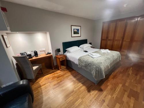 Cette chambre dispose d'un lit, d'un bureau et d'un lit sidx sidx sidx. dans l'établissement Hedley House Hotel & Apartments, à York