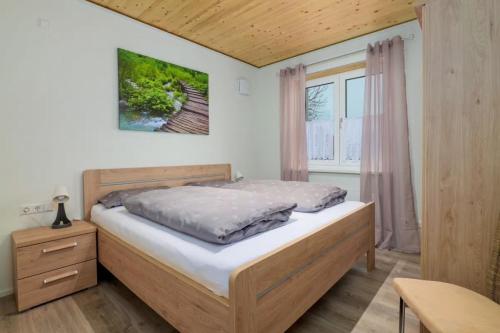 um quarto com uma cama e uma janela em Ferienhäuser Stickel em Freudenstadt