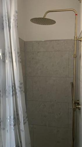 une douche avec un rideau de douche dans une salle de bain dans l'établissement Sunrise, au Cap d'Agde